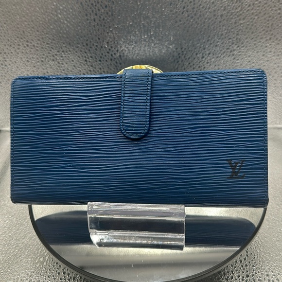 Beautiful blue Epi Louis Vuitton wallet with kiss lock - Picture 1 of 12